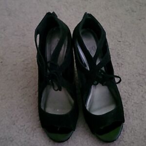 Black laced pumps